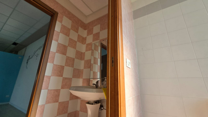 Se stai cercando un'attività commerciale con ampi spazi e una posizione strategica, questa è l'op...