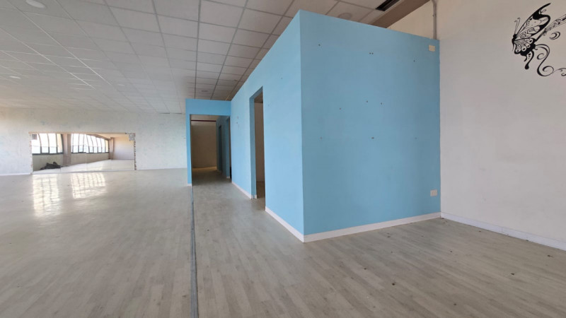 Se stai cercando un'attività commerciale con ampi spazi e una posizione strategica, questa è l'op...