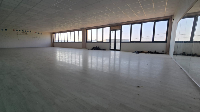 Se stai cercando un'attività commerciale con ampi spazi e una posizione strategica, questa è l'op...