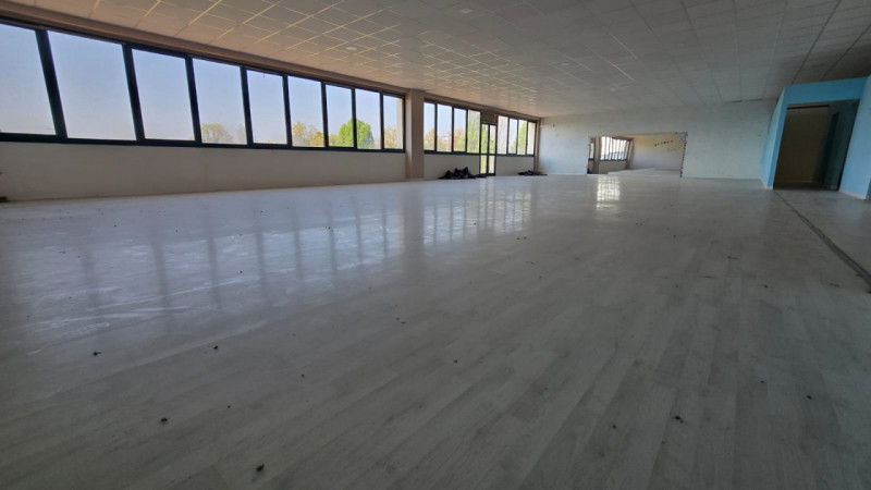 Situato nel cuore di Agugliaro, questo affascinante spazio commerciale di 300 mq è ora disponibil...