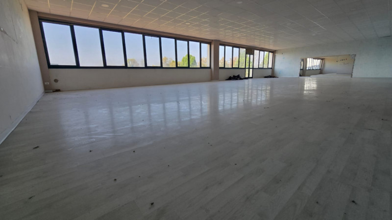 Situato nel cuore di Agugliaro, questo affascinante spazio commerciale di 300 mq è ora disponibil...