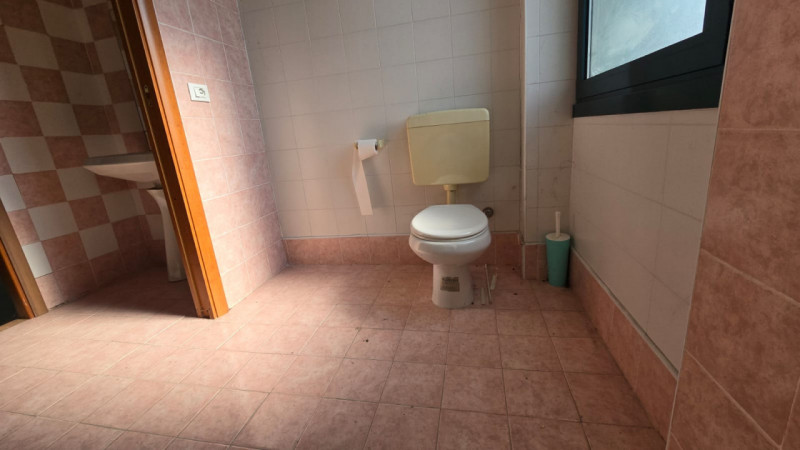 Situato nel cuore di Agugliaro, questo affascinante spazio commerciale di 300 mq è ora disponibil...