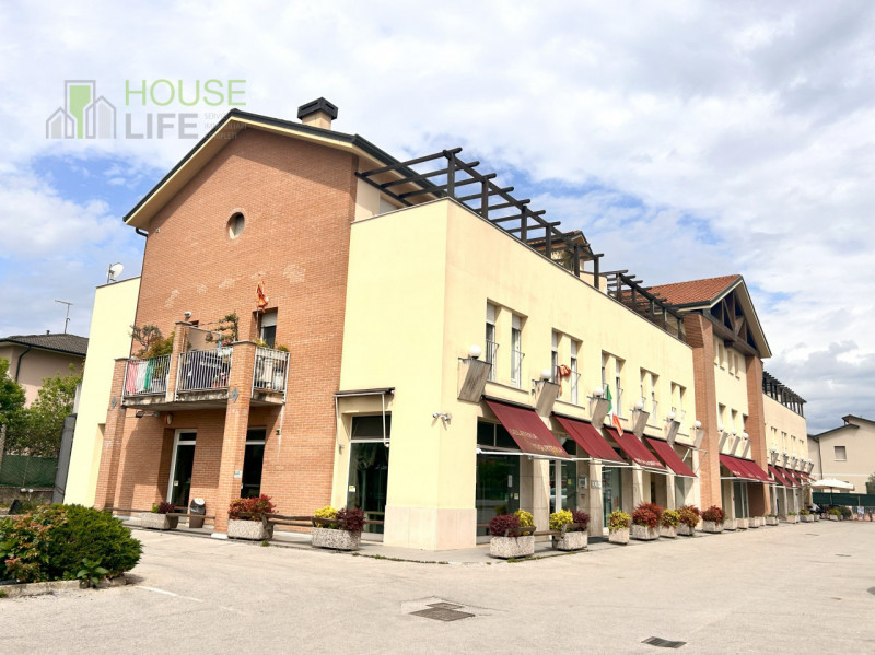 SANDRIGO – LOCALE COMMERCIALE: limitrofo al centro ed in posizione strategica fronte strada ad al...