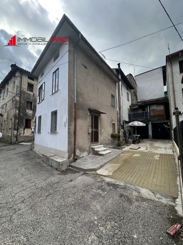 In un contesto abitativo caratteristico e tranquillo, proponiamo una graziosa porzione di testa d...