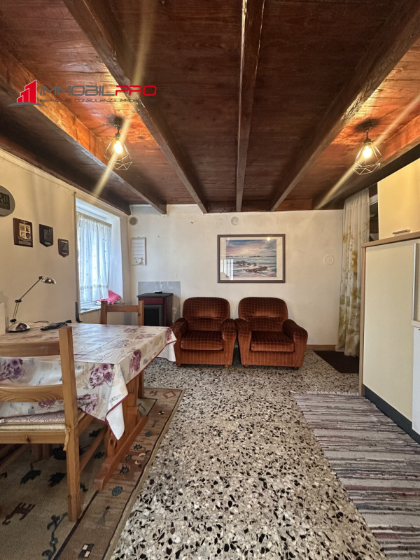 In un contesto abitativo caratteristico e tranquillo, proponiamo una graziosa porzione di testa d...