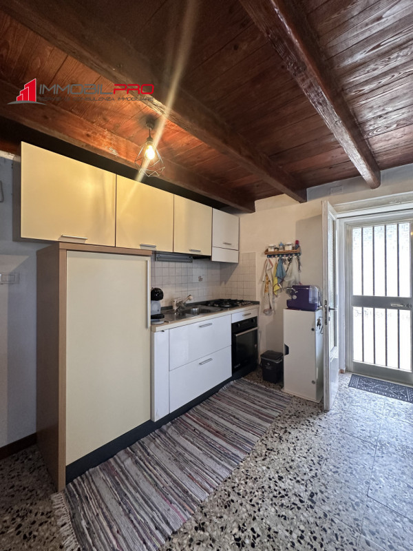 In un contesto abitativo caratteristico e tranquillo, proponiamo una graziosa porzione di testa d...