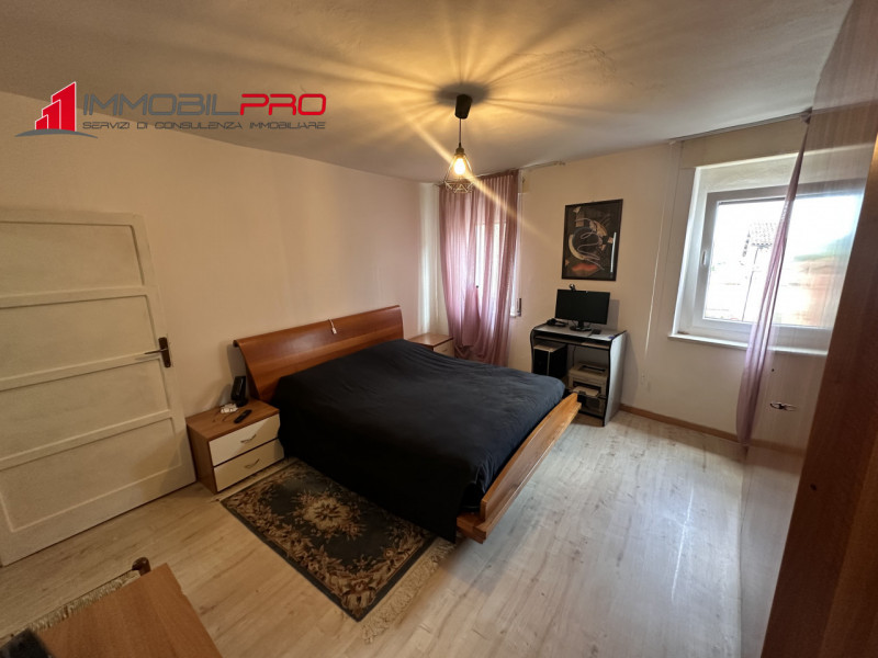 In un contesto abitativo caratteristico e tranquillo, proponiamo una graziosa porzione di testa d...