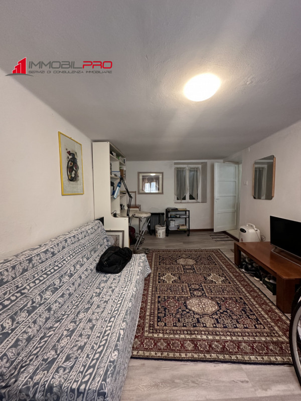 In un contesto abitativo caratteristico e tranquillo, proponiamo una graziosa porzione di testa d...