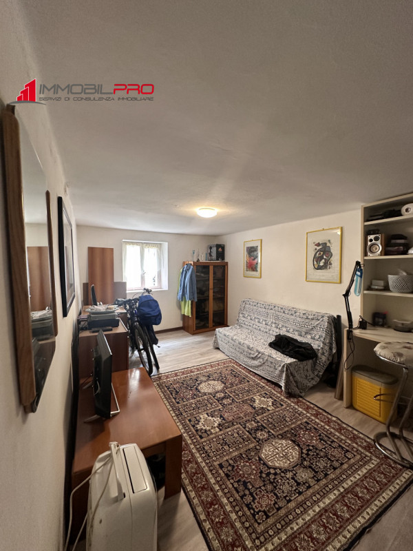 In un contesto abitativo caratteristico e tranquillo, proponiamo una graziosa porzione di testa d...