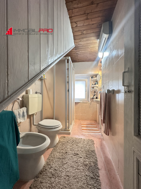 In un contesto abitativo caratteristico e tranquillo, proponiamo una graziosa porzione di testa d...