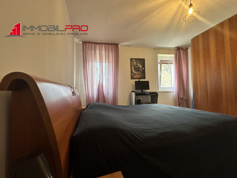 In un contesto abitativo caratteristico e tranquillo, proponiamo una graziosa porzione di testa d...