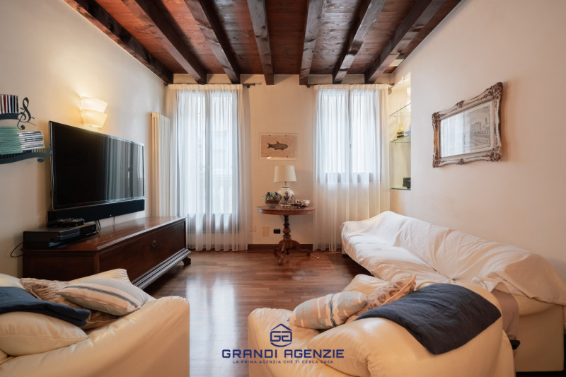 In centro storico, fuori dalla ZTL e a pochi passi da Piazza Matteotti, si cela una casa terracie...