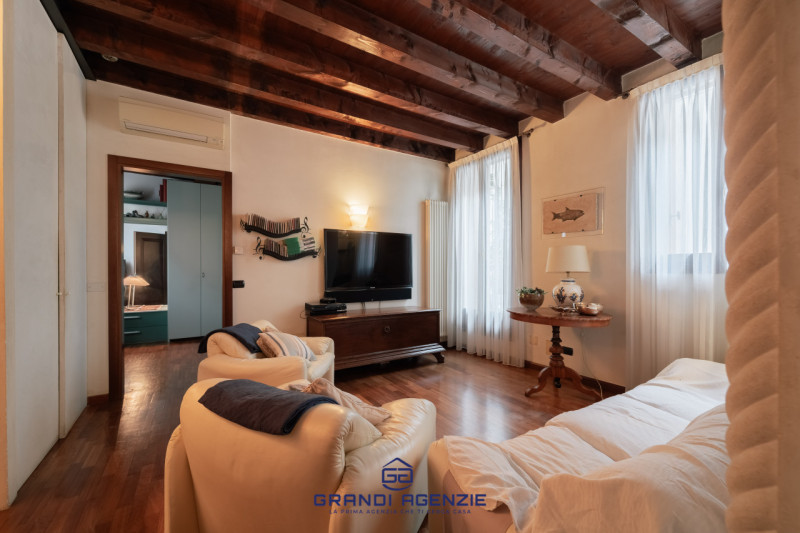 In centro storico, fuori dalla ZTL e a pochi passi da Piazza Matteotti, si cela una casa terracie...