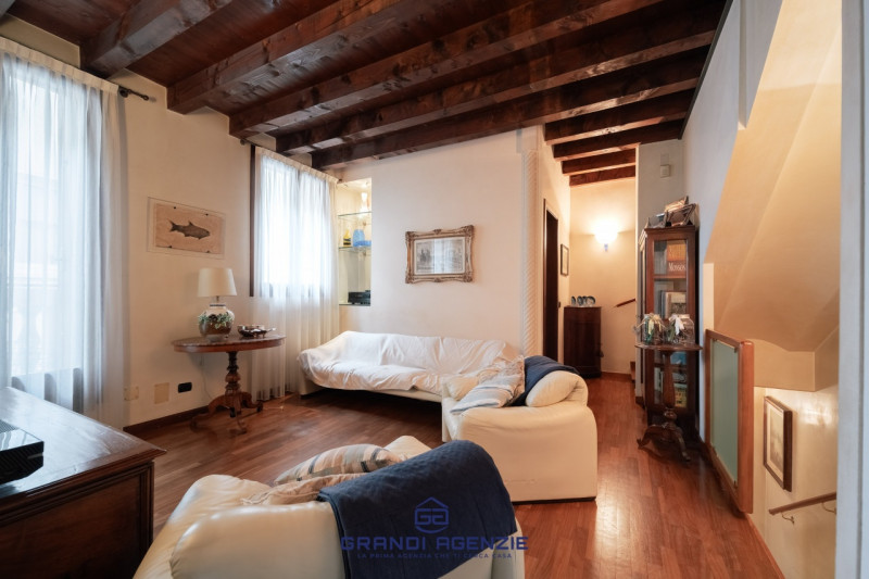 In centro storico, fuori dalla ZTL e a pochi passi da Piazza Matteotti, si cela una casa terracie...