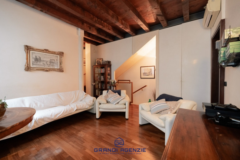 In centro storico, fuori dalla ZTL e a pochi passi da Piazza Matteotti, si cela una casa terracie...