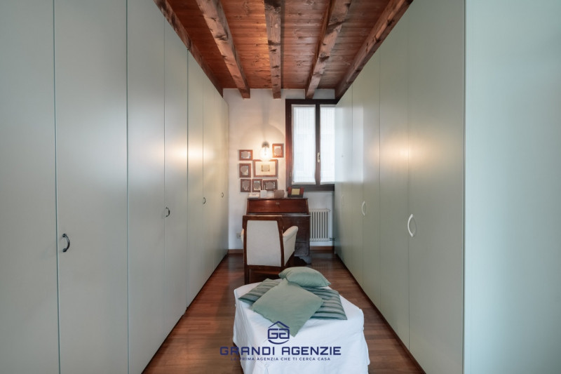 In centro storico, fuori dalla ZTL e a pochi passi da Piazza Matteotti, si cela una casa terracie...