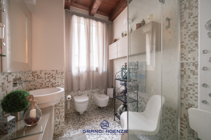 In centro storico, fuori dalla ZTL e a pochi passi da Piazza Matteotti, si cela una casa terracie...