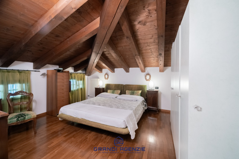 In centro storico, fuori dalla ZTL e a pochi passi da Piazza Matteotti, si cela una casa terracie...