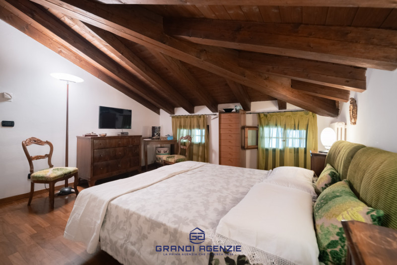 In centro storico, fuori dalla ZTL e a pochi passi da Piazza Matteotti, si cela una casa terracie...