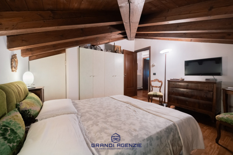 In centro storico, fuori dalla ZTL e a pochi passi da Piazza Matteotti, si cela una casa terracie...