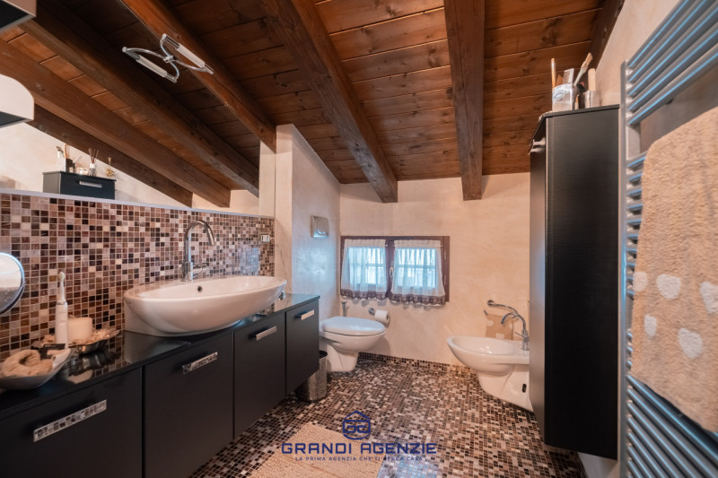 In centro storico, fuori dalla ZTL e a pochi passi da Piazza Matteotti, si cela una casa terracie...