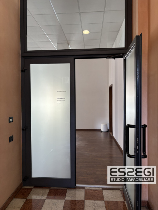 PADOVA CENTRO: Affittasi ufficio/negozio posto al piano terra, locale open space, ripostiglio e b...