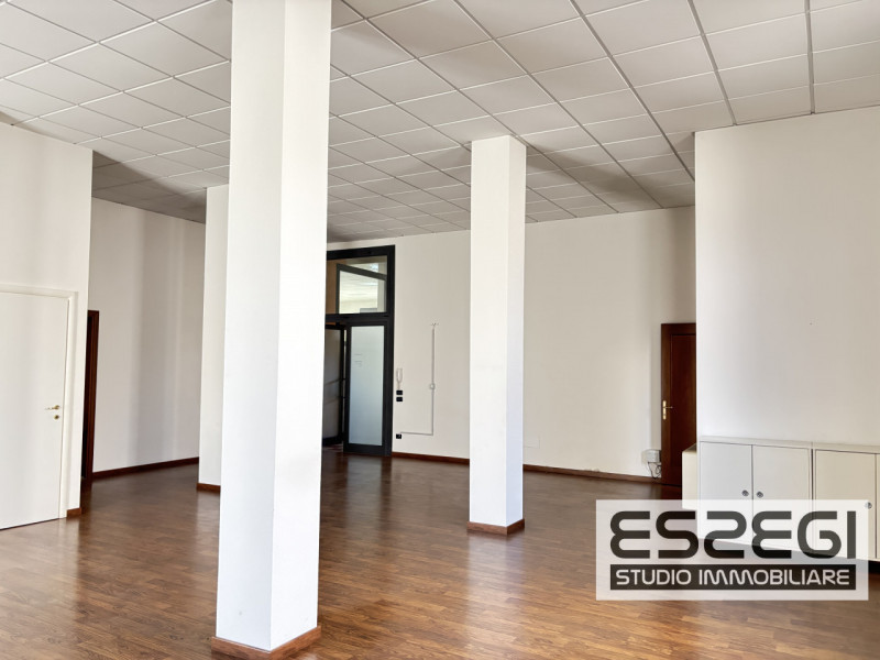 PADOVA CENTRO: Affittasi ufficio/negozio posto al piano terra, locale open space, ripostiglio e b...