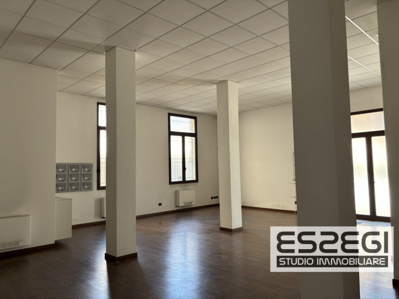 PADOVA CENTRO: Affittasi ufficio/negozio posto al piano terra, locale open space, ripostiglio e b...