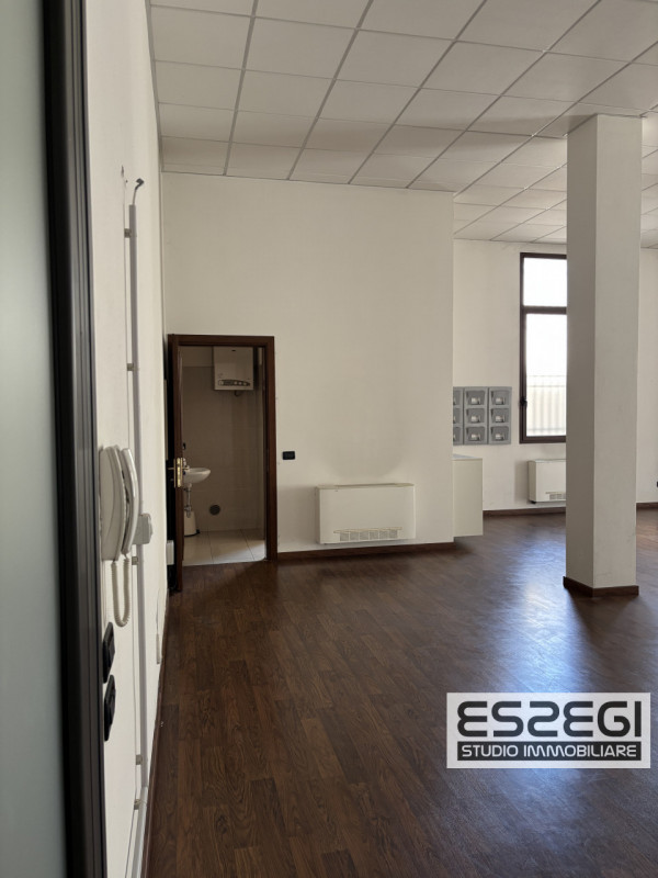 PADOVA CENTRO: Affittasi ufficio/negozio posto al piano terra, locale open space, ripostiglio e b...