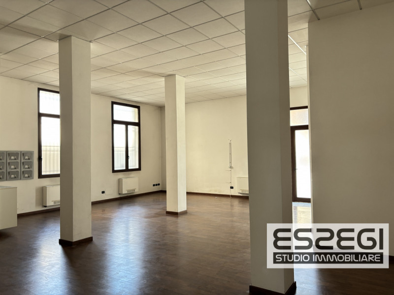 PADOVA CENTRO: Affittasi ufficio/negozio posto al piano terra, locale open space, ripostiglio e b...