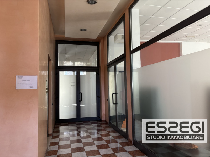 PADOVA CENTRO: Affittasi ufficio/negozio posto al piano terra, locale open space, ripostiglio e b...
