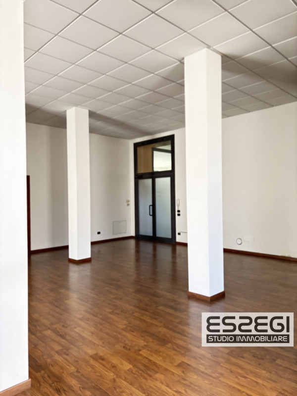 PADOVA CENTRO: Affittasi ufficio/negozio posto al piano terra, locale open space, ripostiglio e b...