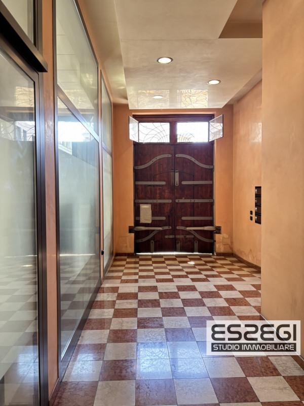 PADOVA CENTRO: Affittasi ufficio/negozio posto al piano terra, locale open space, ripostiglio e b...