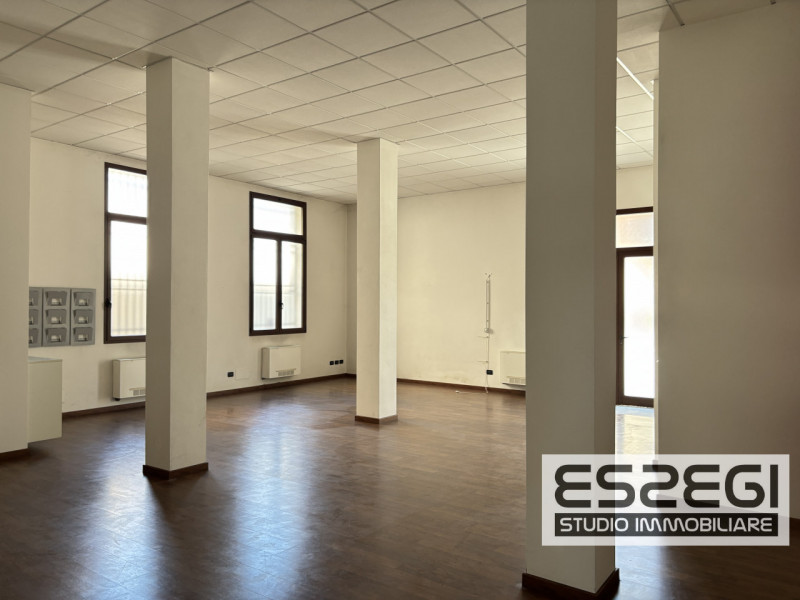 PADOVA CENTRO: Affittasi ufficio/negozio posto al piano terra, locale open space, ripostiglio e b...