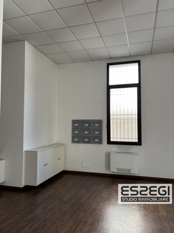 PADOVA CENTRO: Affittasi ufficio/negozio posto al piano terra, locale open space, ripostiglio e b...