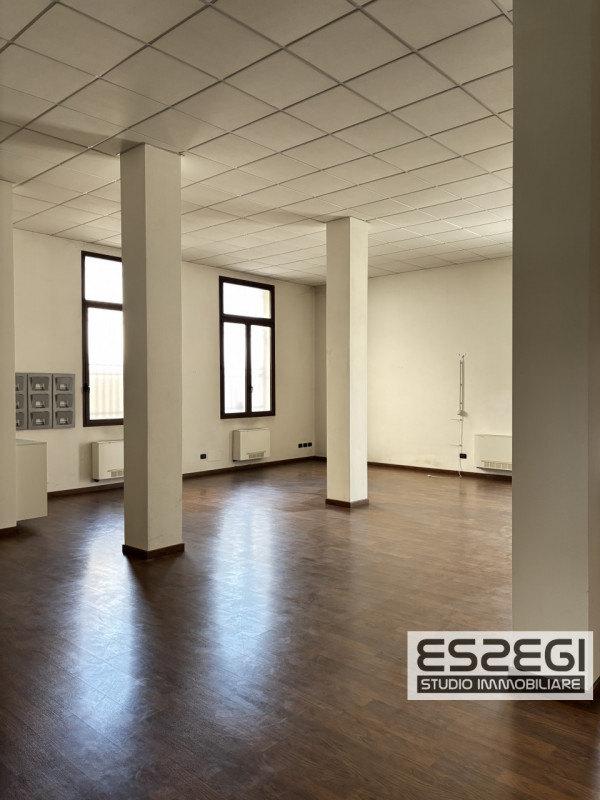 PADOVA CENTRO: Affittasi ufficio/negozio posto al piano terra, locale open space, ripostiglio e b...