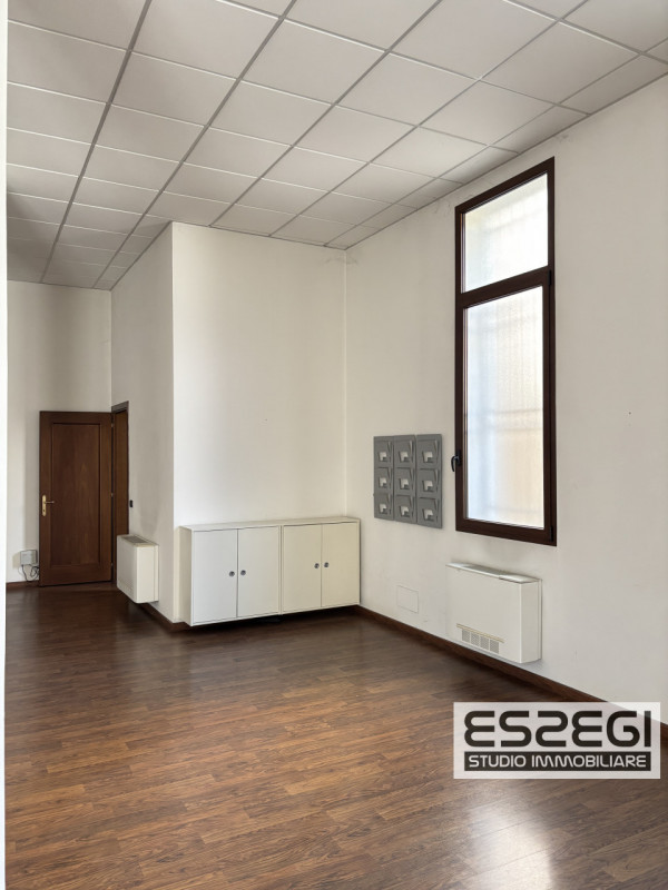 PADOVA CENTRO: Affittasi ufficio/negozio posto al piano terra, locale open space, ripostiglio e b...