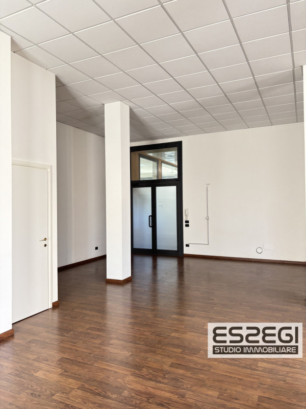 PADOVA CENTRO: Affittasi ufficio/negozio posto al piano terra, locale open space, ripostiglio e b...