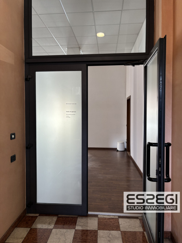 PADOVA CENTRO: Affittasi ufficio/negozio posto al piano terra, locale open space, ripostiglio e b...