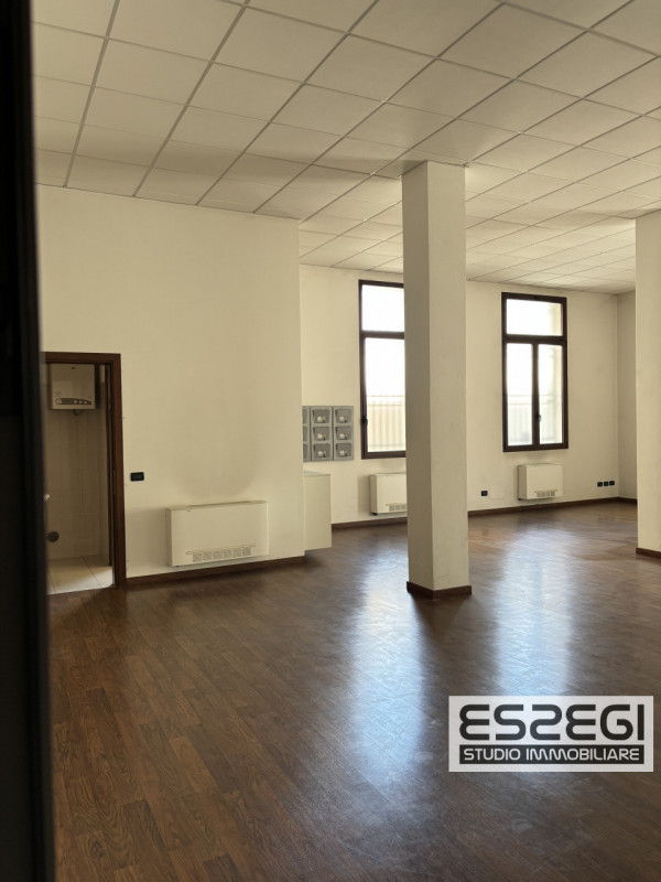 PADOVA CENTRO: Affittasi ufficio/negozio posto al piano terra, locale open space, ripostiglio e b...