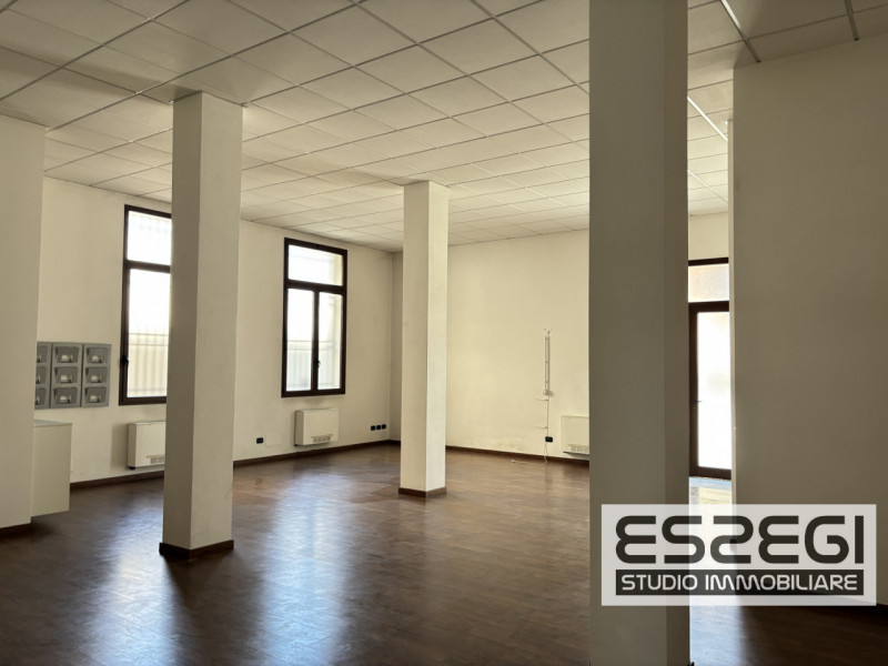 PADOVA CENTRO: Affittasi ufficio/negozio posto al piano terra, locale open space, ripostiglio e b...