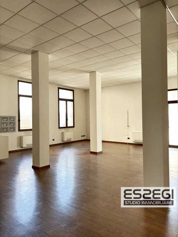 PADOVA CENTRO: Affittasi ufficio/negozio posto al piano terra, locale open space, ripostiglio e b...