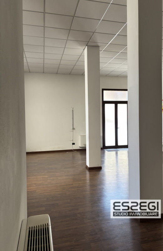 PADOVA CENTRO: Affittasi ufficio/negozio posto al piano terra, locale open space, ripostiglio e b...