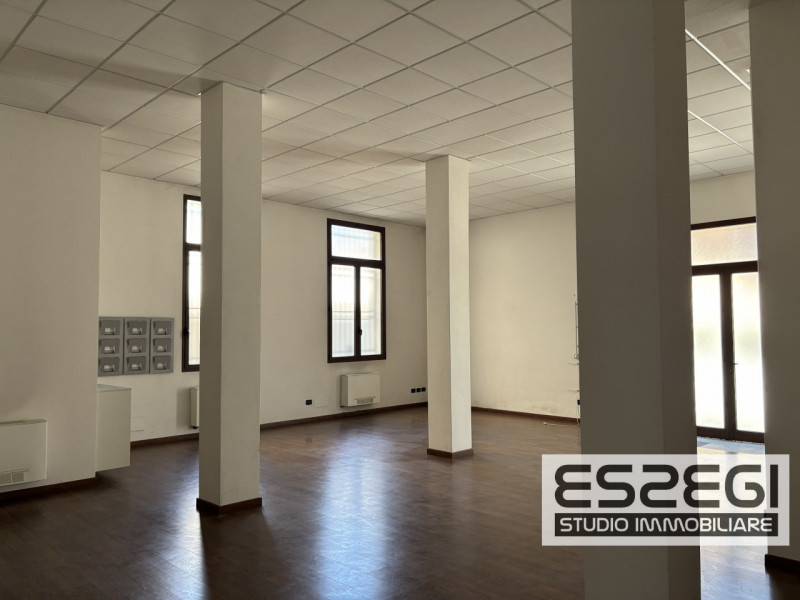 PADOVA CENTRO: Affittasi ufficio/negozio posto al piano terra, locale open space, ripostiglio e b...