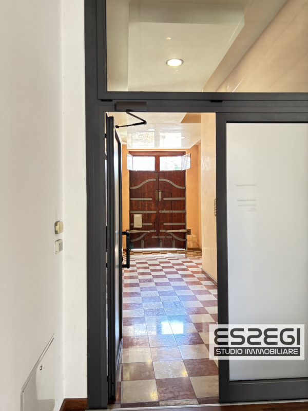 PADOVA CENTRO: Affittasi ufficio/negozio posto al piano terra, locale open space, ripostiglio e b...