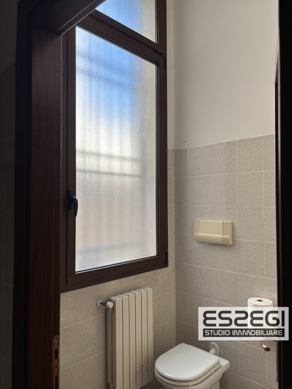 PADOVA CENTRO: Affittasi ufficio/negozio posto al piano terra, locale open space, ripostiglio e b...