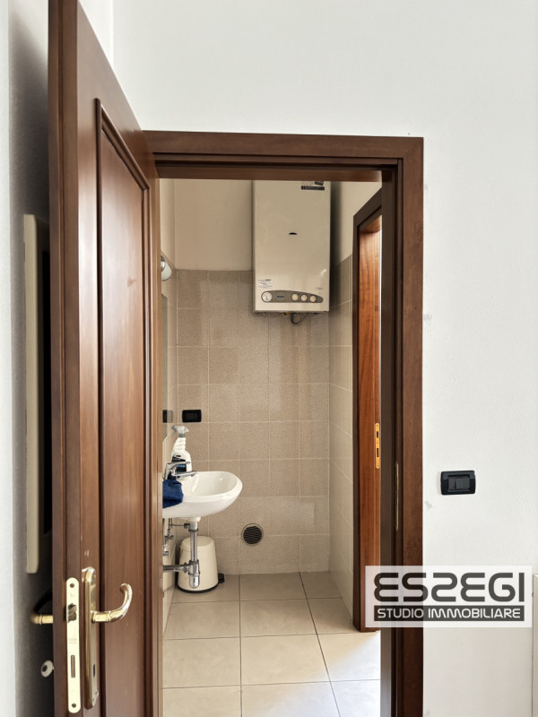 PADOVA CENTRO: Affittasi ufficio/negozio posto al piano terra, locale open space, ripostiglio e b...