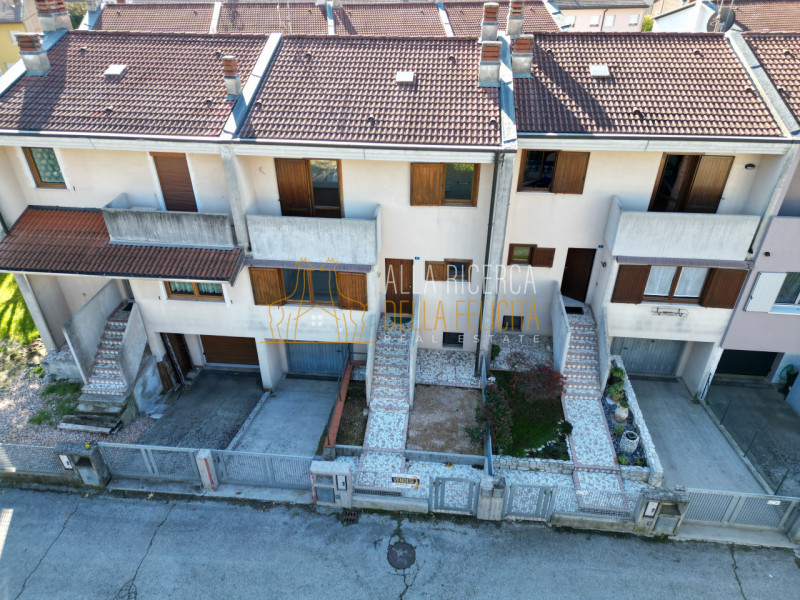 SCHIO - Poleo: in zona tranquilla e ricercata CASA A SCHIERA CENTRALE servita da giardino esclusi...