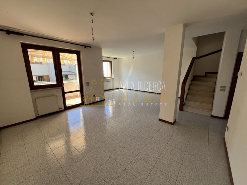 SCHIO - Poleo: in zona tranquilla e ricercata CASA A SCHIERA CENTRALE servita da giardino esclusi...