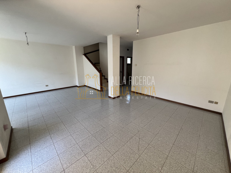 SCHIO - Poleo: in zona tranquilla e ricercata CASA A SCHIERA CENTRALE servita da giardino esclusi...